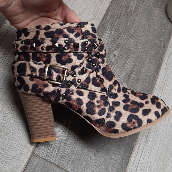 Leopard double strap grommet suede boot - Picture 4 of 11